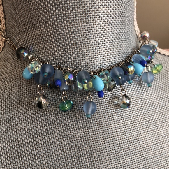 Beautiful beaded necklace and earrings set - Picture 3 of 6